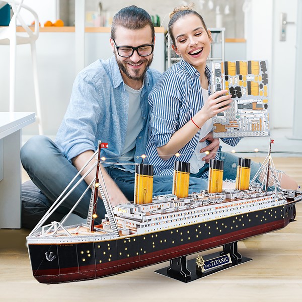 Foto van speelgoed Cubic_fun_puzzel_Titanic_LED_VanDerMeulen_lifestyle_2010328.jpg